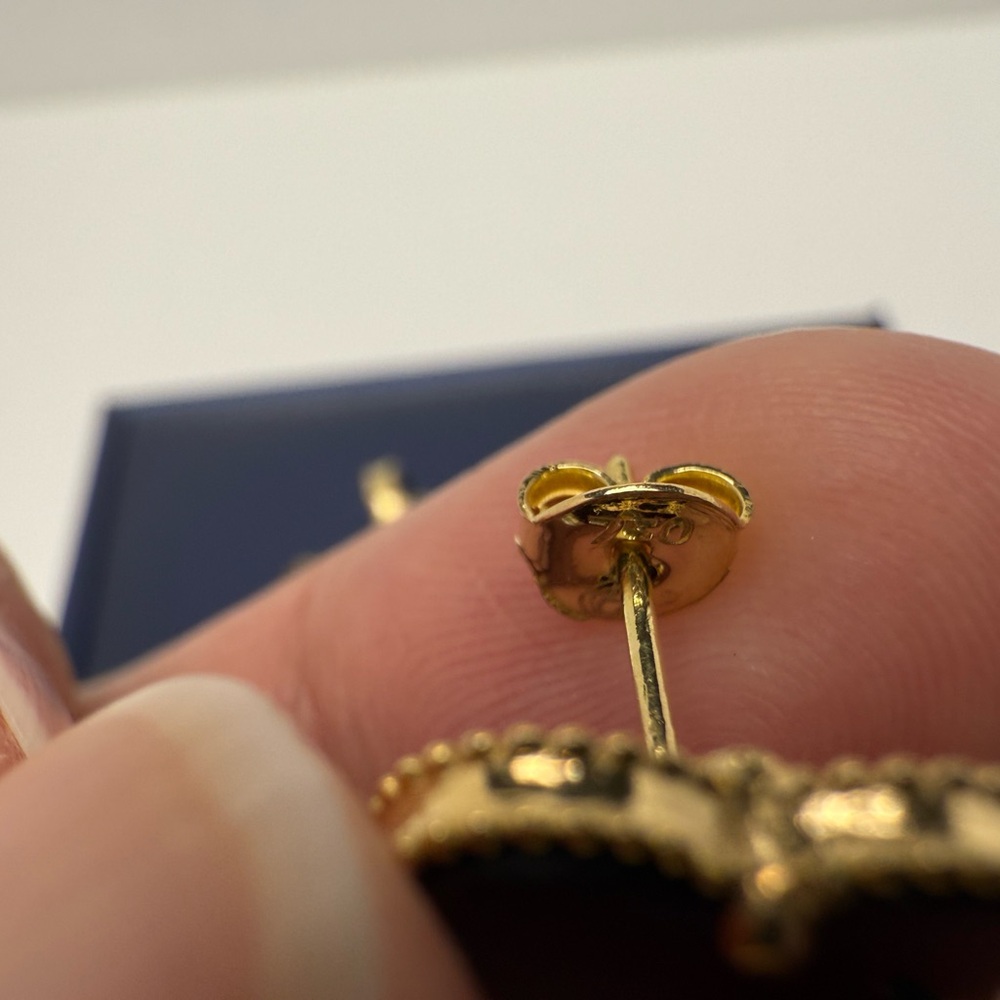 18K Yellow Gold Elegant Black and Gold Clover Stud Earrings - Picture 6 of 13